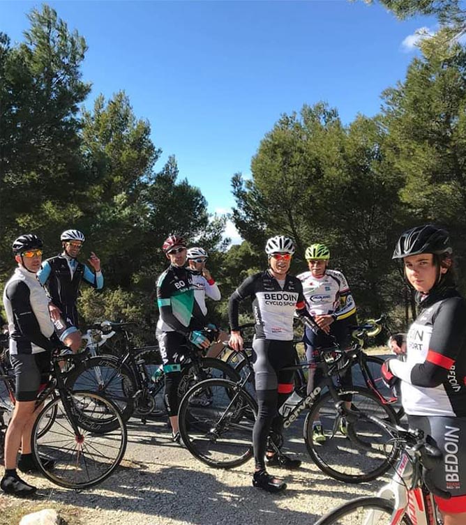 Parcours en vélo dans le Mont Ventoux de l'équipe du club de vélo Bédoin Cyclo Sport