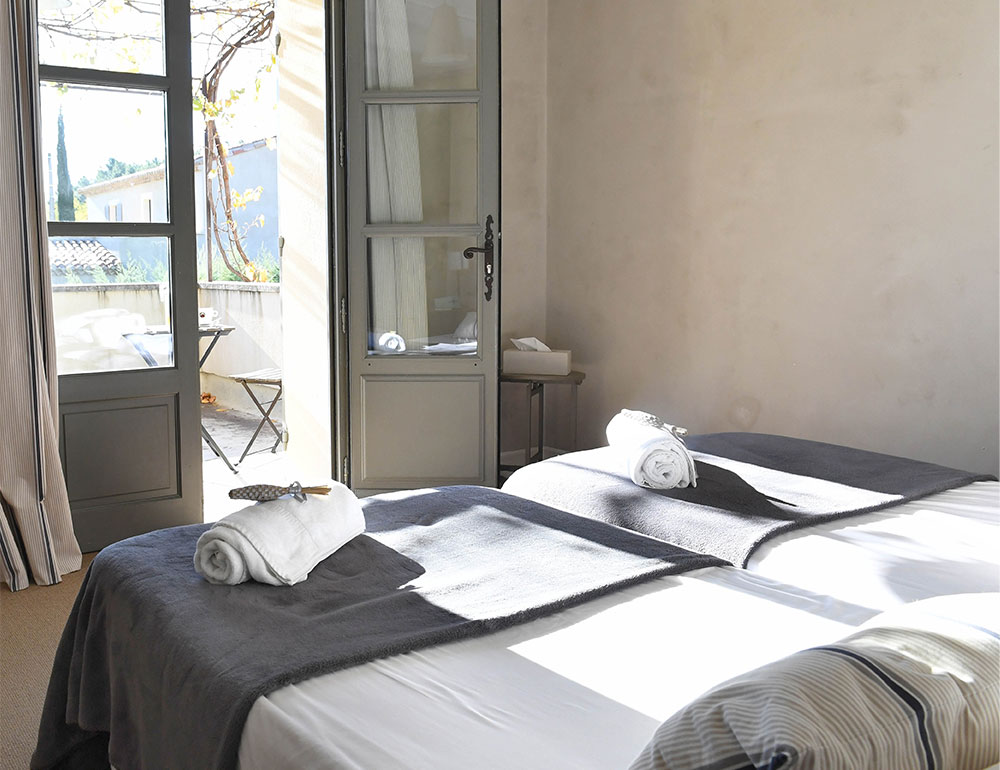 Suite “Côté Ventoux”, chambre double literie avec terrasse, location B&B de la Maison de Becaras, au pied du Mont Ventoux dans le Vaucluse