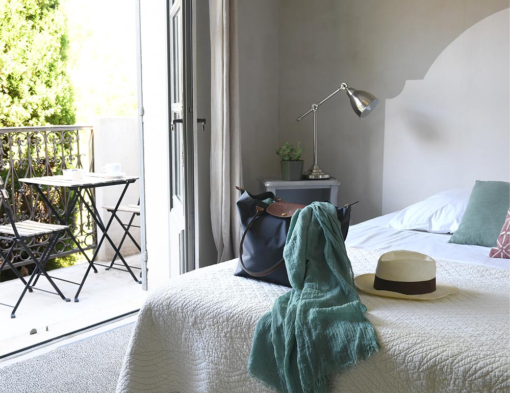 Chambre “Côté Patio” avec balcon, location B&B de la Maison de Becaras, au pied du Mont Ventoux