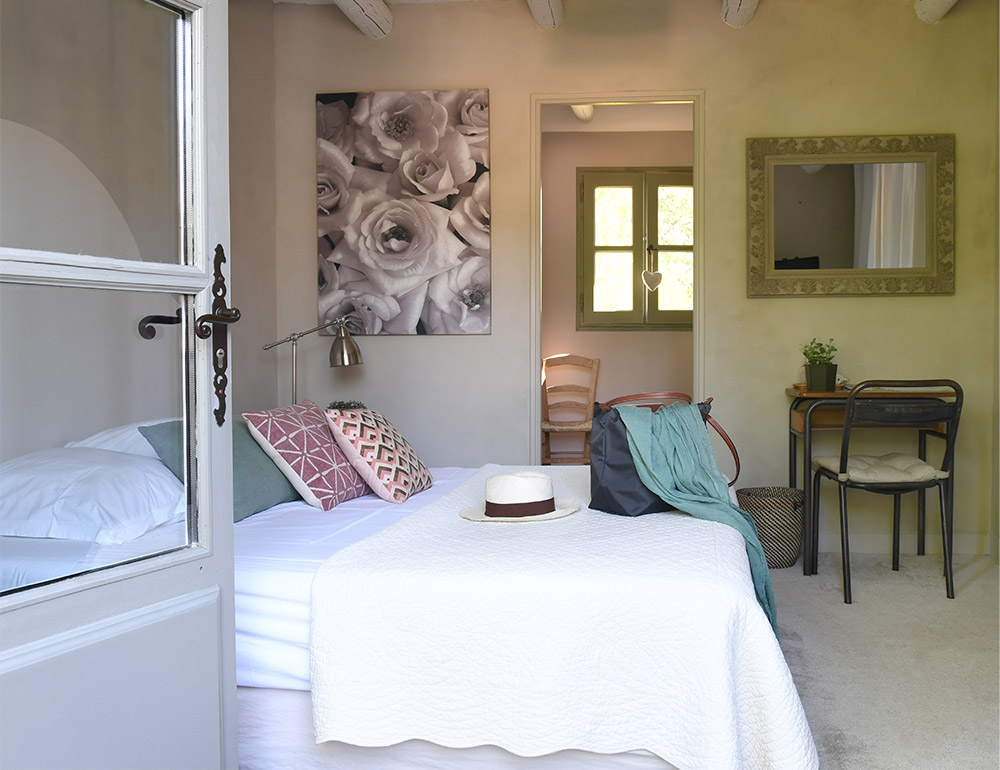 Chambre “Côté Patio” avec balcon, salle de bain avec douche à l’italienne et toilettes privatives, location B&B de la Maison de Becaras, au pied du Mont Ventoux