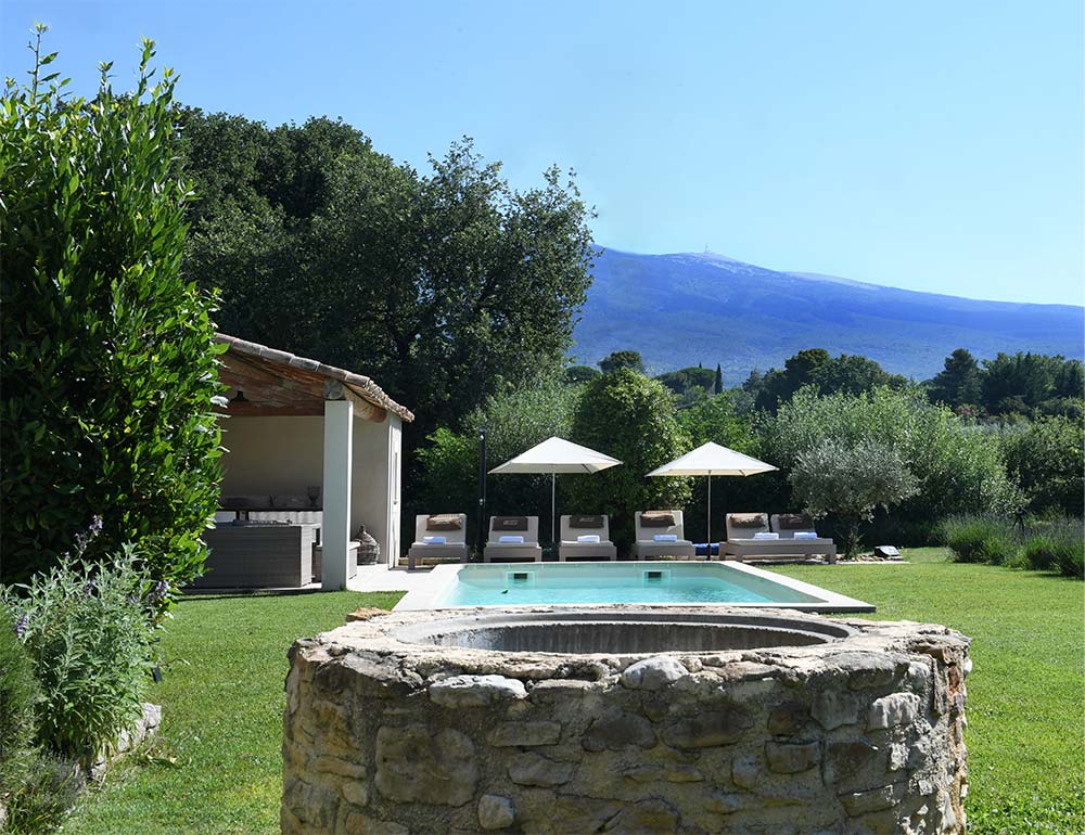 Jardin verdoyant avec piscine chauffée, location B&B de la Maison de Becaras dans le Vaucluse