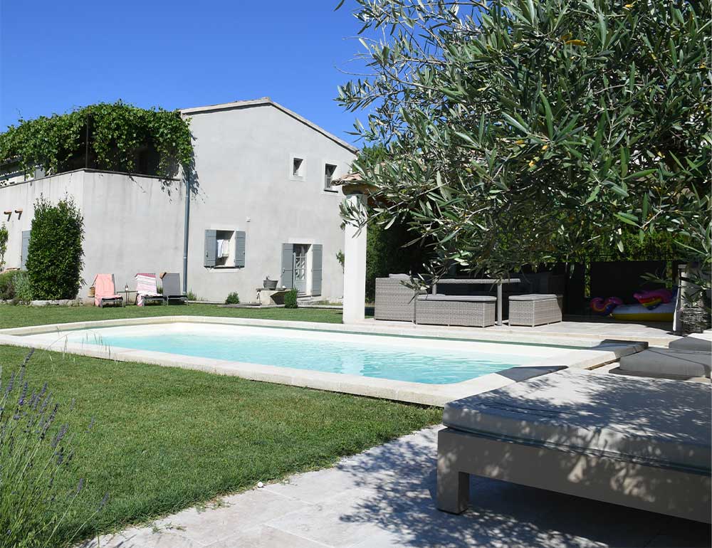 Piscine et jardin clos de 2 500 m² avec vue sur le Ventoux, location B&B de la Maison de Becaras dans le Vaucluse