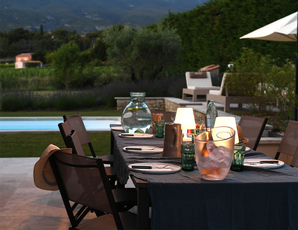 Grande table de la location saisonnière pour 10 personnes à la Maison de Becaras dans le Vaucluse