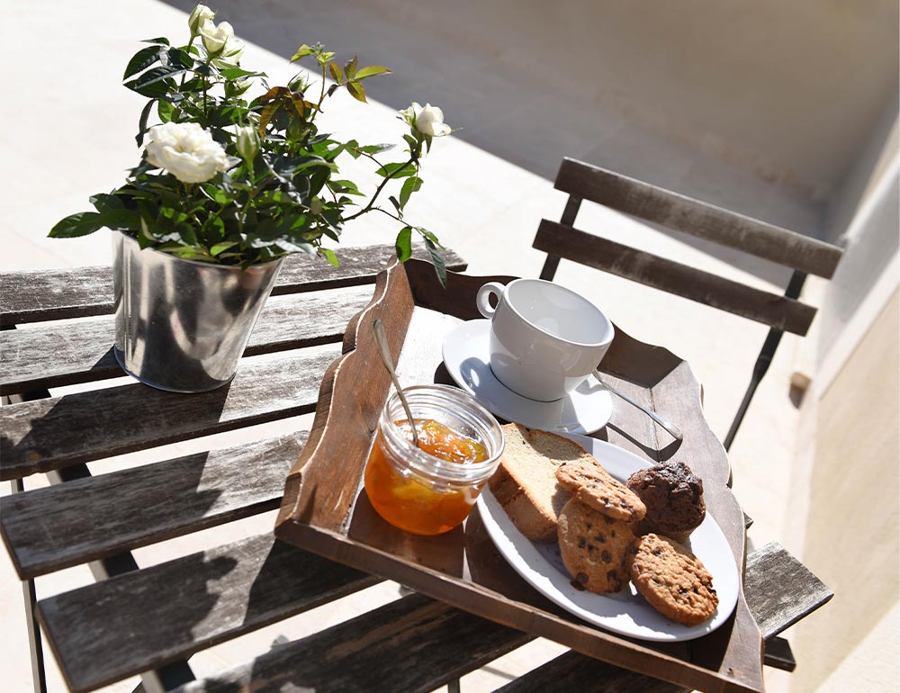Petit-déjeuner en terrasse d'une des chambres de la Maison de Becaras dans le Vaucluse